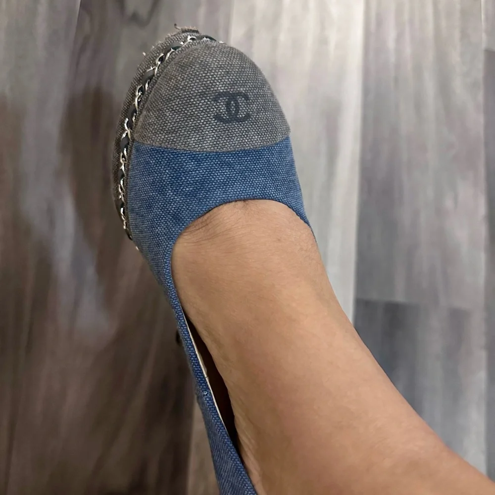 LAST CALL- CLOSET CLOSING ESTATE SALE CHANEL Blue Denim Chain Platform Pumps - Picture 3 of 6